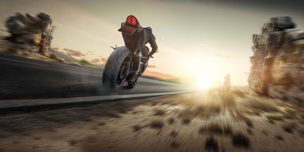 Bild eines Motorradfahrers auf einer Straße